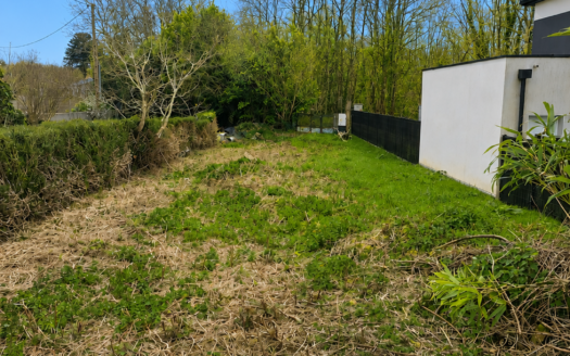 Terrain constructible de 326m² à Guilers
